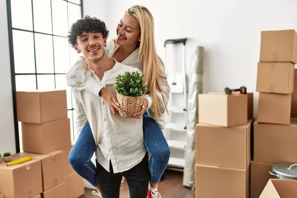 Junger Mann Hält Frau Neuen Zuhause Den Rücken — Stockfoto