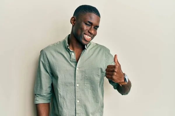 Junger Afrikanisch Amerikanischer Mann Lässiger Kleidung Macht Glückliche Daumen Nach — Stockfoto