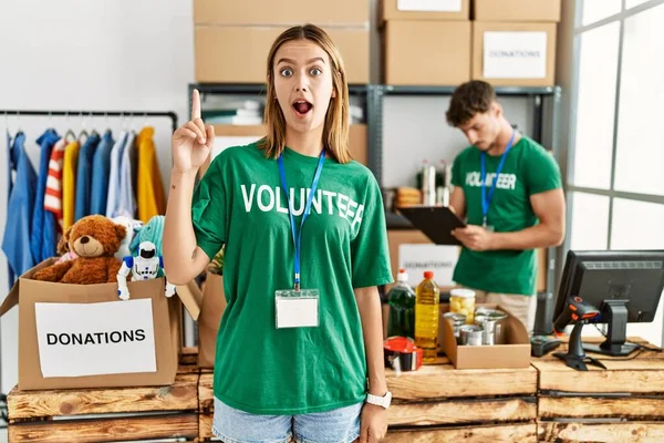 Menina Loira Jovem Vestindo Shirt Voluntária Carrinho Doação Apontando Dedo — Fotografia de Stock