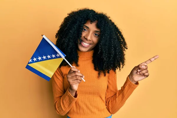 Afrikansk Amerikansk Kvinna Med Afro Hår Håller Bosnia Bråck Flagga — Stockfoto