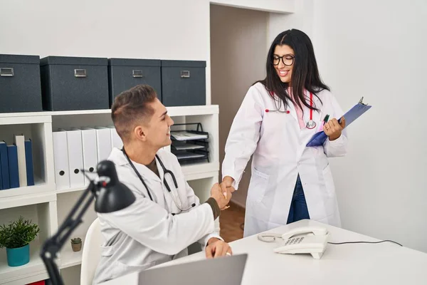 Man Vrouw Doktersuniform Schudden Handen Kliniek — Stockfoto