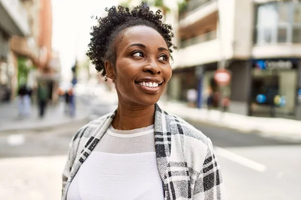 Jovem Menina Afro Americana Sorrindo Feliz Cidade — Fotografia de Stock