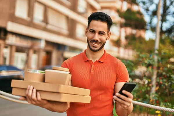 Jovem Hispânico Usando Smartphone Segurando Tirar Comida Cidade — Fotografia de Stock