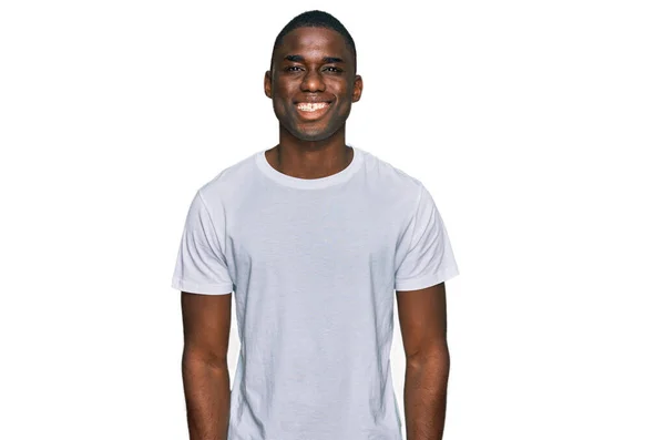 Mladý Afroameričan Obyčejném Bílém Tričku Šťastným Chladným Úsměvem Tváři Šťastný — Stock fotografie