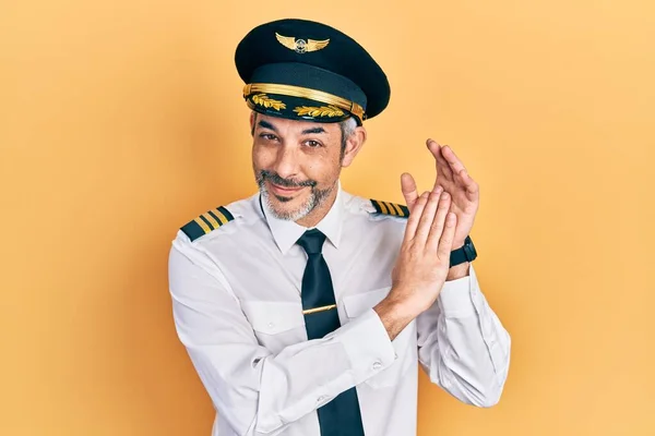 Stilig Medelålders Man Med Grått Hår Klädd Flygplan Pilot Uniform — Stockfoto
