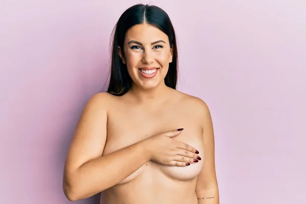 Vacker Brunett Kvinna Står Naken Täcker Bröst Ser Positiva Och — Stockfoto