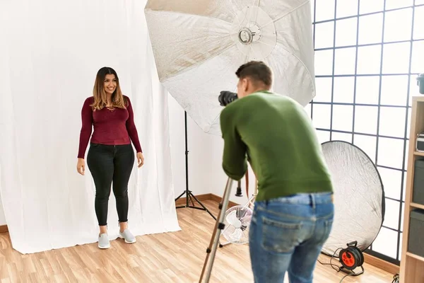 Ung Kvinna Fotografering Studio Ser Positiv Och Glad Stående Och — Stockfoto