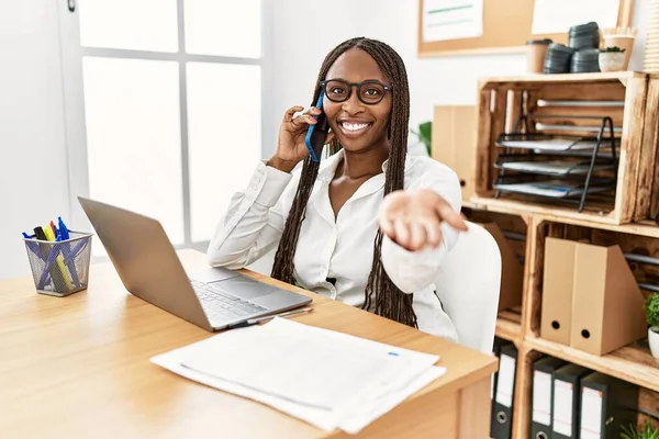 Mulher Negra Com Tranças Trabalhando Escritório Falando Telefone Sorrindo Alegre — Fotografia de Stock