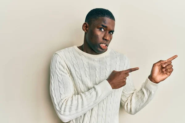 Hombre Afroamericano Joven Con Ropa Casual Señalando Lado Preocupado Nervioso — Foto de Stock