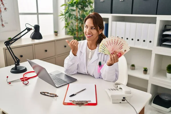 Hispanic Läkare Kvinna Som Håller Shekels Sedlar Kliniken Pekar Tummen — Stockfoto