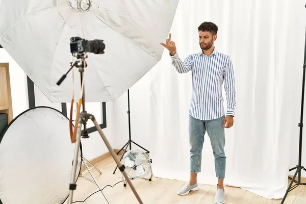 Arab Young Man Posing Model Photography Studio Showing Middle Finger — Stockfoto