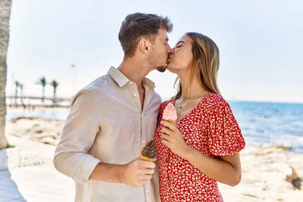 Jovem Casal Hispânico Férias Beijando Comendo Sorvete Praia — Fotografia de Stock