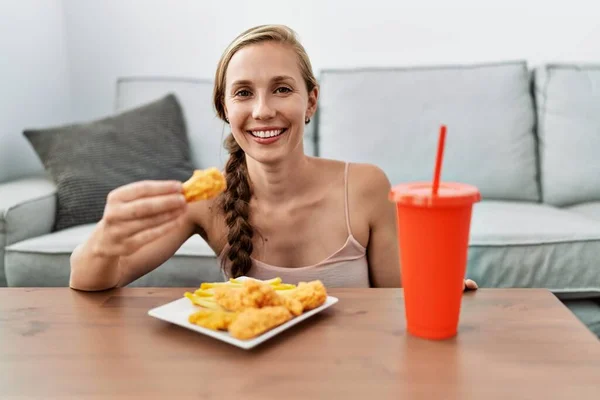 Jovem Caucasiana Sorrindo Confiante Comer Fast Food Casa — Fotografia de Stock
