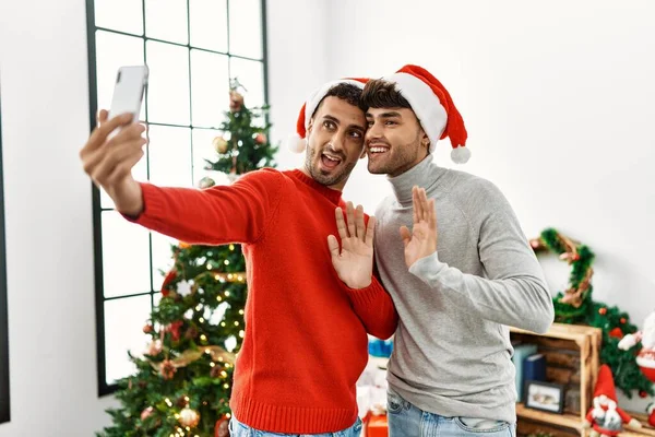 Evde Noel Ağacının Yanında Akıllı Telefonun Başında Video Görüşmesi Yapan — Stok fotoğraf