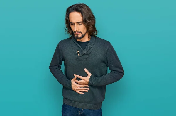 若いヒスパニック系の男性胃の上に手でカジュアルな服を着ているため 消化不良 痛みを伴う病気の気分が悪い キャッシュ コンセプト — ストック写真