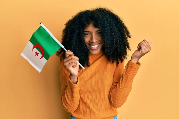 Mujer Afroamericana Con Pelo Afro Sosteniendo Bandera Algeria Gritando Orgullosa —  Fotos de Stock