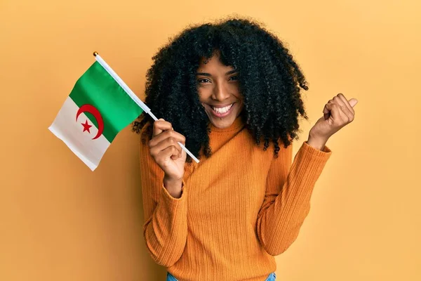 Mujer Afroamericana Con Pelo Afro Sosteniendo Bandera Algeria Gritando Orgullosa — Foto de Stock