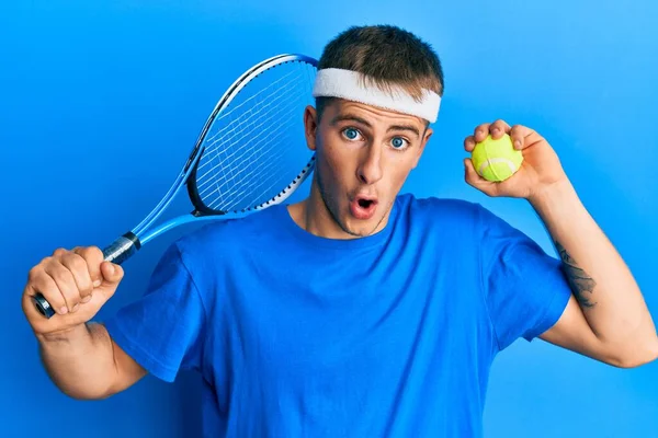 Joven Hombre Caucásico Jugando Tenis Sosteniendo Raqueta Pelota Asustado Sorprendido —  Fotos de Stock