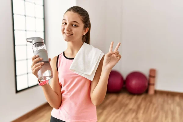 Spor Kıyafetleri Giymiş Elinde Şişesi Olan Genç Esmer Kız Kameraya — Stok fotoğraf