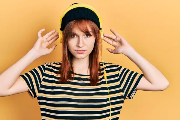 Redhead Ung Kvinna Lyssnar Musik Med Hörlurar Avslappnad Med Allvarliga — Stockfoto