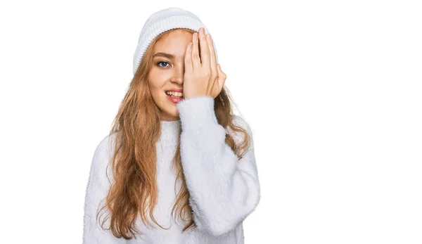 Junge Kaukasierin Mit Wollpullover Und Wintermütze Die Ein Auge Mit — Stockfoto