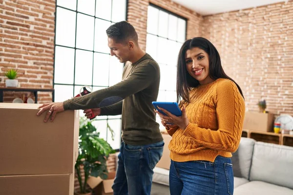 Coppia Uomo Donna Che Utilizza Pacchetto Imballaggio Touchpad Nuova Casa — Foto Stock