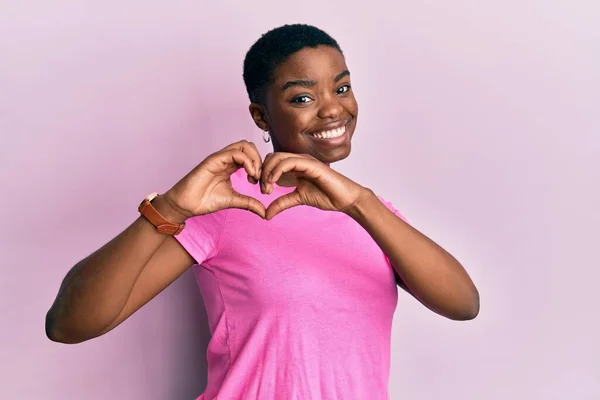Jovem Afro Americana Vestindo Camiseta Rosa Casual Sorrindo Amor Fazendo — Fotografia de Stock