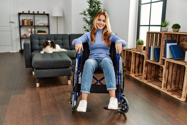 Evde Tekerlekli Sandalyede Oturan Genç Güzel Bir Kadın Yüzünde Mutlu — Stok fotoğraf