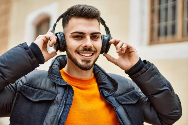 Bonito Homem Hispânico Com Barba Sorrindo Feliz Confiante Cidade Vestindo — Fotografia de Stock