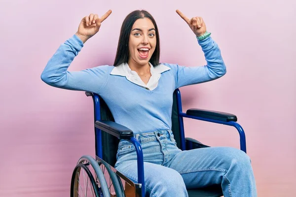 Krásná Žena Modrýma Očima Sedí Invalidním Vozíku Usmívá Překvapeně Překvapeně — Stock fotografie