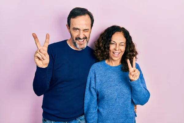 Pár Hispánských Žen Středního Věku Muž Objímající Usmívající Spolu Šťastnou — Stock fotografie