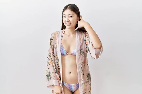 Young Asian Woman Wearing Bikini Floral Kimono Smiling Doing Phone — Stock Photo, Image