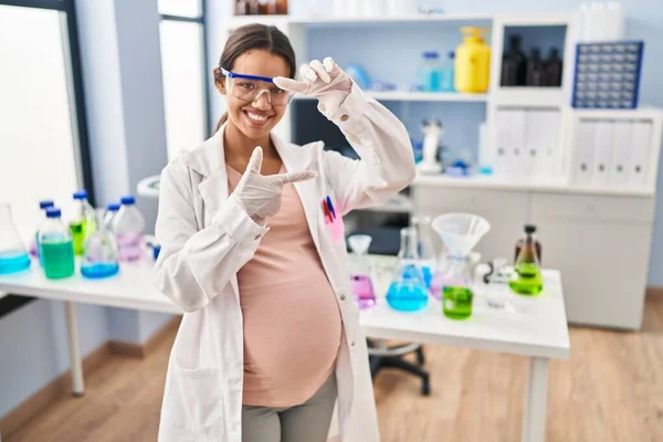Молодая Беременная Женщина Работающая Научной Лаборатории Улыбается Делая Рамку Руками — стоковое фото