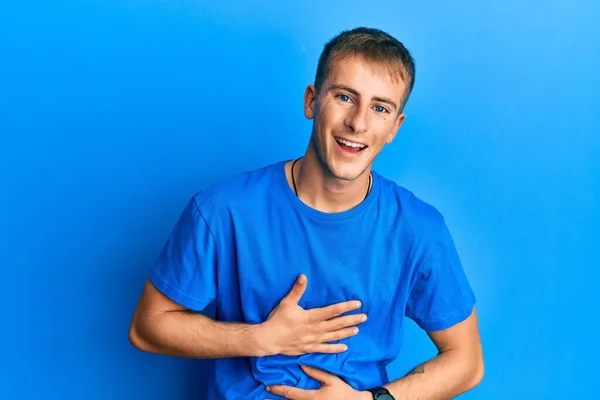 Sıradan Mavi Tişört Giyen Genç Beyaz Bir Adam Gülümseyerek Kahkahalarla — Stok fotoğraf