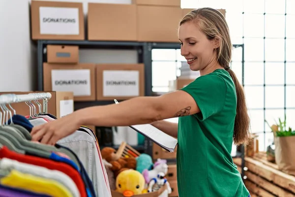 Joven Mujer Caucásica Vistiendo Uniforme Voluntario Trabajando Centro Caridad — Foto de Stock