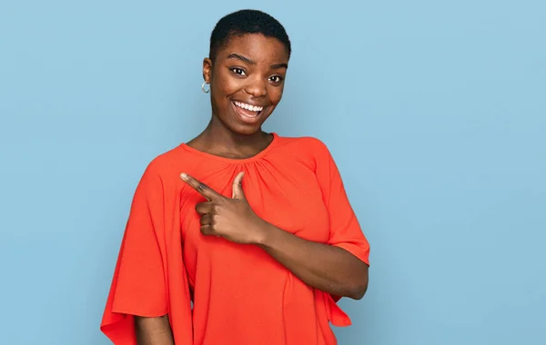 Jovem Afro Americana Vestindo Roupas Casuais Alegre Com Sorriso Rosto — Fotografia de Stock