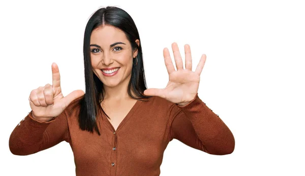 Junge Hispanische Frau Lässiger Kleidung Zeigt Mit Finger Nummer Sieben — Stockfoto