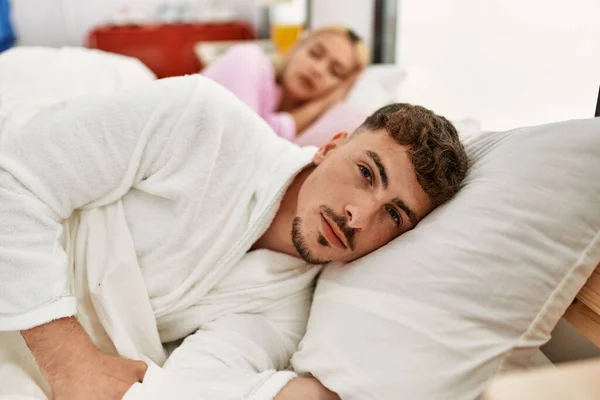 Νεαρό Καυκάσιο Ζευγάρι Ξαπλωμένο Στο Κρεβάτι Άντρας Κοιτάζει Την Κάμερα — Φωτογραφία Αρχείου