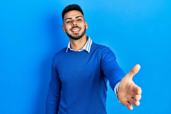 Jeune Homme Hispanique Avec Barbe Vêtu Pull Bleu Décontracté Souriant — Photo