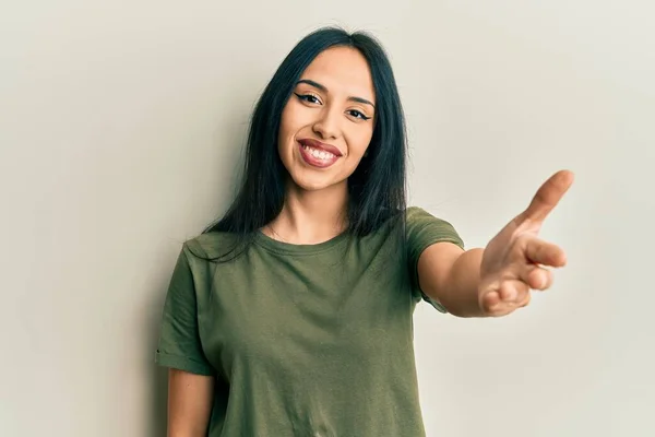 Jong Latijns Amerikaans Meisje Draagt Casual Shirt Lachend Vriendelijk Aanbieden — Stockfoto