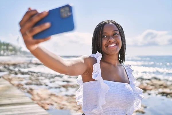 Ung Afrikansk Amerikansk Flicka Ler Gärna Göra Selfie Vid Smartphone — Stockfoto