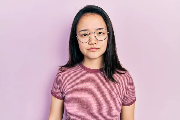 Joven Chica China Con Ropa Casual Gafas Relajadas Con Expresión —  Fotos de Stock