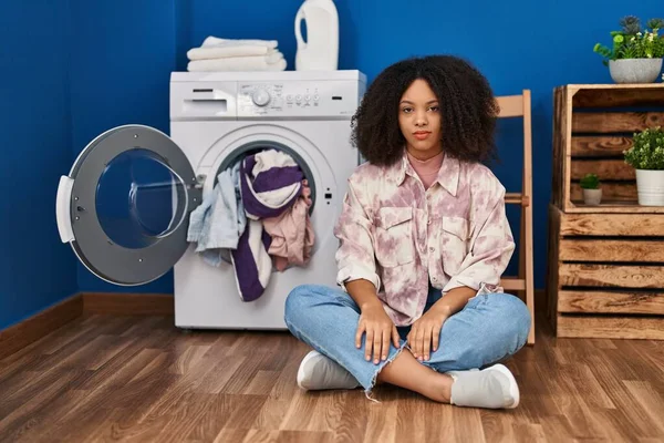 Jovem Afro Americana Sentada Chão Lavando Roupa Com Expressão Séria — Fotografia de Stock