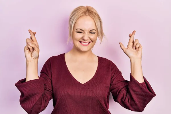Ung Blond Kvinna Bär Casual Vinter Tröja Gestikulerande Finger Korsade — Stockfoto