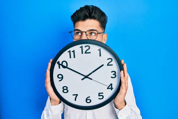 Jeune Homme Hispanique Tenant Grande Horloge Sur Visage Souriant Regardant — Photo