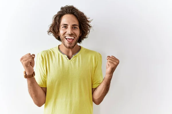 Jonge Spaanse Man Die Een Geïsoleerde Achtergrond Staat Verrast Verbaasd — Stockfoto