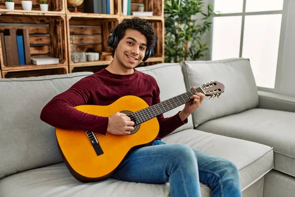 Joven Hispano Tocando Guitarra Clásica Sentado Sofá Casa — Foto de Stock