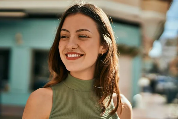 Young Caucasian Girl Smiling Happy Standing City — Stock Photo, Image