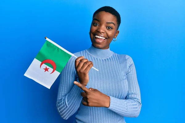 Young African American Woman Holding Algeria Flag Smiling Happy Pointing — Stock Photo, Image