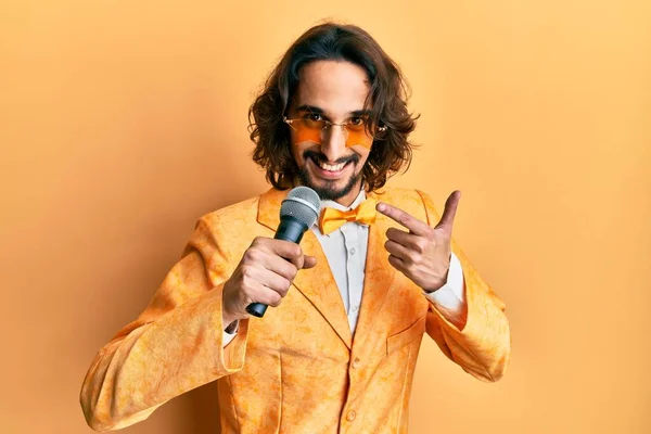 Joven Hombre Hispano Usando Estilo Elegante Hipster Cantando Canción Usando —  Fotos de Stock